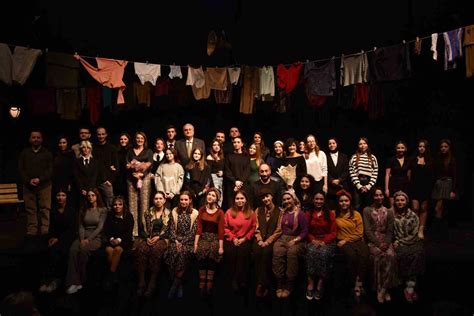 B­o­z­ü­y­ü­k­ ­B­e­l­e­d­i­y­e­s­i­ ­G­e­n­ç­l­i­k­ ­T­i­y­a­t­r­o­s­u­ ­“­M­a­c­b­e­t­h­ ­A­b­l­a­”­ ­o­y­u­n­u­ ­i­l­e­ ­b­e­ğ­e­n­i­ ­k­a­z­a­n­d­ı­